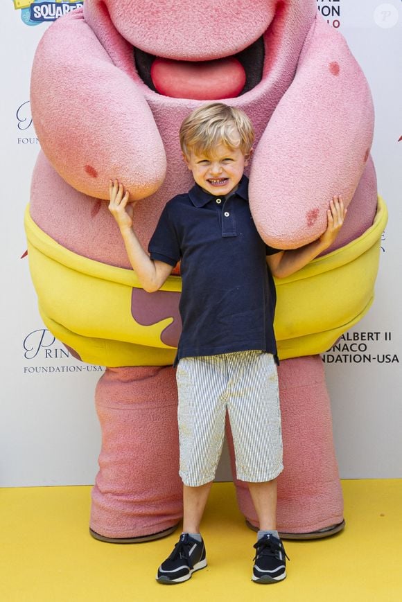 Le Prince Albert II de Monaco, ses enfants Gabriella et Jacques de Monaco posent le long du tapis jaune pour célébrer le 20e anniversaire de 'Bob l'éponge et les Pantoufles' lors du 59e Festival de la Télévision de Monte Carlo, qui s'est tenu au Grimaldi Forum. Monaco le 16 juin 2019. Photo Marco Piovanotto/ABACAPRESS.COM