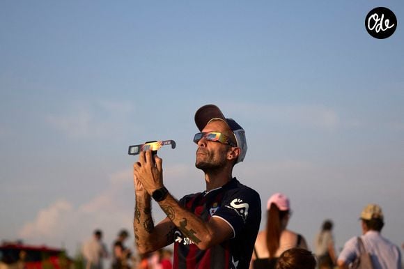 La foule observe l'éclipse solaire à Arguedas, en Espagne, le 12 août 2026.  

 © Unai Beroiz/JNA via ZUMA Press Wire