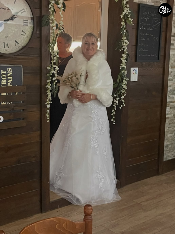 Il s'agit de Julie, l'inoubliable participante de la saison 12.

Julie (L'amour est dans le pré) s'est mariée.