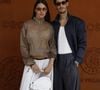 De Pierre Niney à Adèle Exarchopoulos en passant par Stromae, les stars se sont affichées dans des looks parfois entièrement signés Lacoste.

Pierre Niney et sa compagne Natasha Andrews lors des Internationaux de France de Tennis de Roland Garros 2026, à Paris, le 7 juin 2026. 

© Jacovides-Moreau/Bestimage