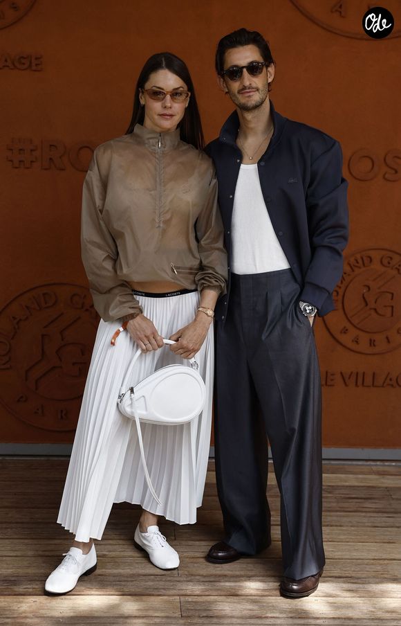 De Pierre Niney à Adèle Exarchopoulos en passant par Stromae, les stars se sont affichées dans des looks parfois entièrement signés Lacoste.

Pierre Niney et sa compagne Natasha Andrews lors des Internationaux de France de Tennis de Roland Garros 2026, à Paris, le 7 juin 2026. 

© Jacovides-Moreau/Bestimage