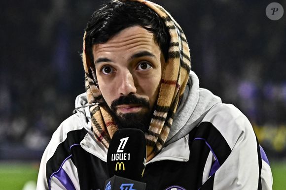 Le Rappeur Bigflo a Toulouse pendant le match de Ligue 1 entre Toulouse et l'Olympique de Marseille au Stadium le 07 mars 2026 à Toulouse, France. © Thierry Breton / PsnewZ / Bestimage