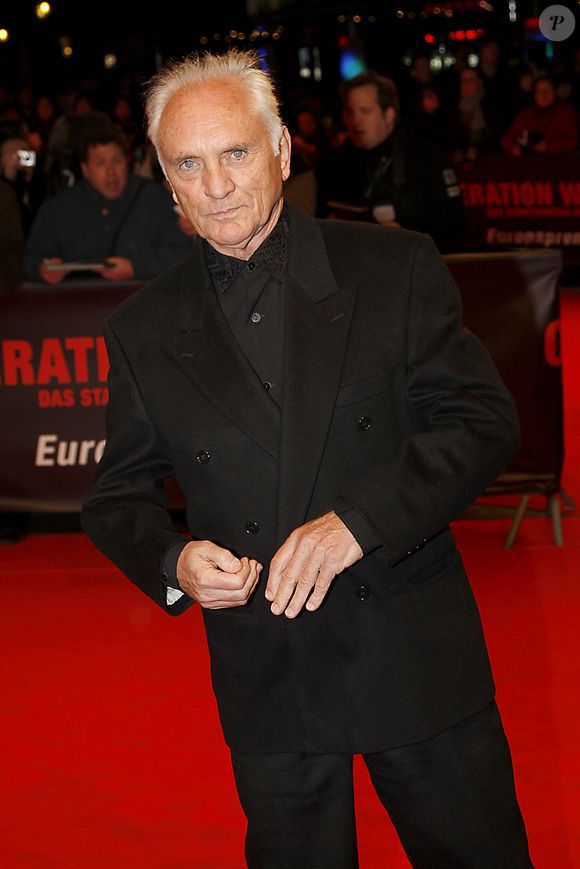 TERENCE STAMP assiste au tapis rouge pour la première du film « Opération Valkyrie - Das Staufenberg Attentat » au cinéma Cinemaxx.
