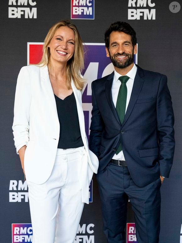 Perrine Storme et Dominique Tenza au photocall de rentrée des journalistes de BFM RMC dans les locaux du groupe CMA CGM à Paris, France, le 26 août 2025. © Pierre Perusseau/Bestimage