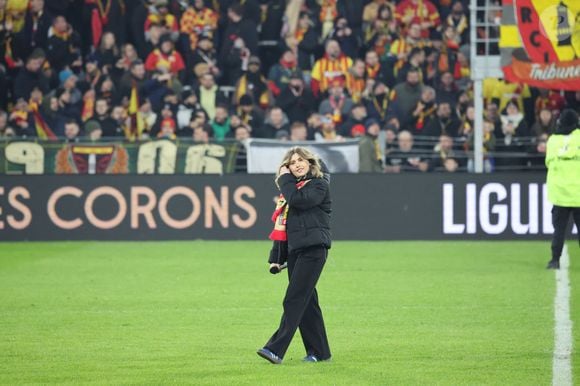Marine (Star Academy 2024) chante "Les Corons" en hommage à Pierre Bachelet, pour le 20ème anniversaire de sa mort, lors du match de Ligue 1 McDonald's "Lens - Strasbourg (0-2)" au stade Bollaert-Delelis, le 16 février 2025.