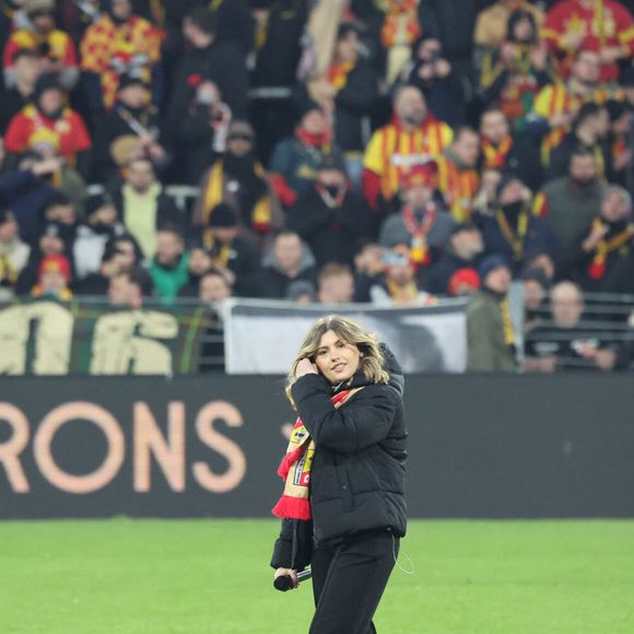 Marine (Star Academy 2024) chante "Les Corons" en hommage à Pierre Bachelet, pour le 20ème anniversaire de sa mort, lors du match de Ligue 1 McDonald's "Lens - Strasbourg (0-2)" au stade Bollaert-Delelis, le 16 février 2025.