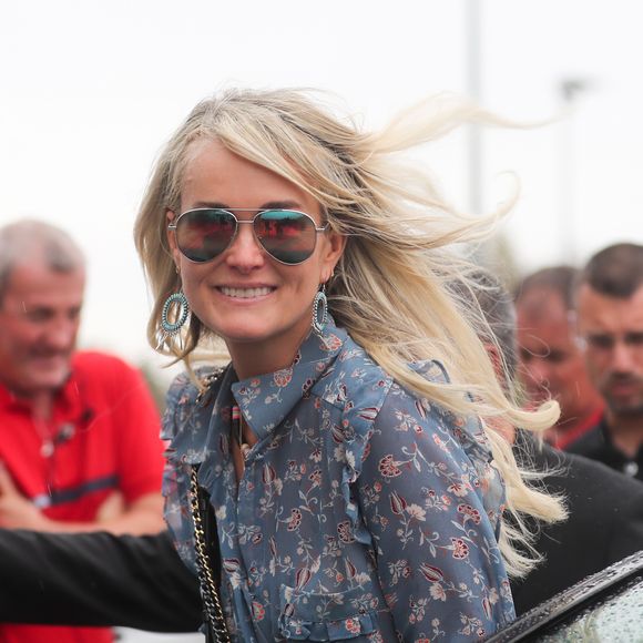Laeticia Hallyday sort du CHR de Orléans au bras du Dr Barbara Tisseron, chef de service de pédiatrie générale le 10 octobre 2018.
Crédit : Agence / Bestimage