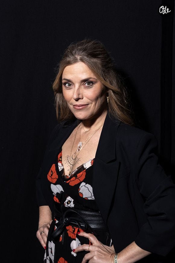 Elle assure toutefois aller bien et prendre le temps de se reconstruire.

Emma Daumas en backstage lors de l'enregistrement de l'émission "La Boîte à secrets", présentée par F.Bollaert et diffusée le 2 janvier 2026 sur France 3, dans les studios du Lendit à Saint-Denis, France, le 1er décembre 2025. © Cyril Moreau/Bestimage