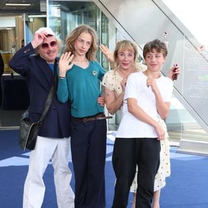 Philippe Katerine, Julie Depardieu et leurs enfants Billy et Alfred  - Séance photo du film « Les derniers jours de Charles Baudelaire » lors de la 65e édition du Festival de télévision de Monte-Carlo, le 14 juin 2026

 © Denis Guignebourg /Bestimage