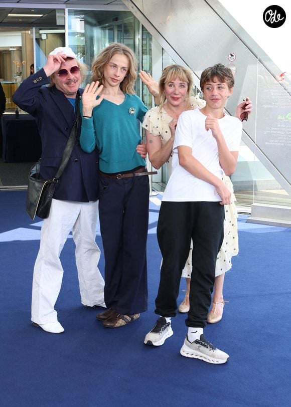 Philippe Katerine, Julie Depardieu et leurs enfants Billy et Alfred  - Séance photo du film « Les derniers jours de Charles Baudelaire » lors de la 65e édition du Festival de télévision de Monte-Carlo, le 14 juin 2026

 © Denis Guignebourg /Bestimage