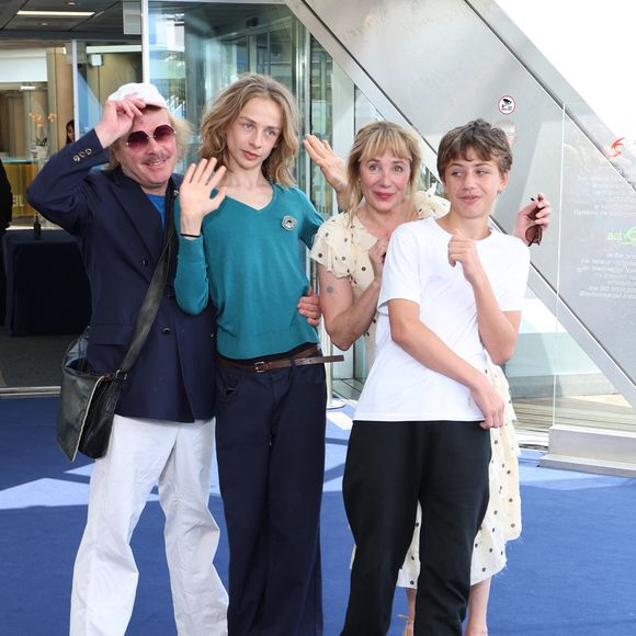 Philippe Katerine, Julie Depardieu et leurs enfants Billy et Alfred  - Séance photo du film « Les derniers jours de Charles Baudelaire » lors de la 65e édition du Festival de télévision de Monte-Carlo, le 14 juin 2026

 © Denis Guignebourg /Bestimage