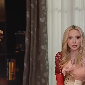 La chanteuse dévoile les objets qui comptent le plus à ses yeux, entre œuvres d'art et souvenirs personnels.

Madonna ouvre les portes de sa maison à Londres.