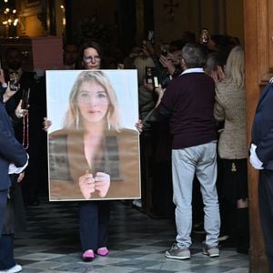 Sorties des obsèques de Loana Petrucciani dans la cathédrale Sainte-Réparate à Nice le 10 avril 2026. L'ancienne star de téléréalité a été retrouvée morte dans son appartement niçois par les autorités, le 25 mars dernier. © Bruno Bebert/Bestimage