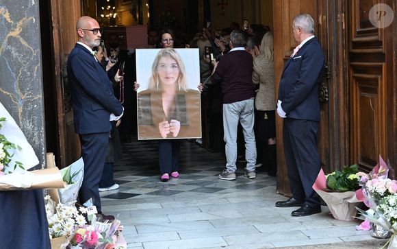 Sorties des obsèques de Loana Petrucciani dans la cathédrale Sainte-Réparate à Nice le 10 avril 2026. L'ancienne star de téléréalité a été retrouvée morte dans son appartement niçois par les autorités, le 25 mars dernier. © Bruno Bebert/Bestimage