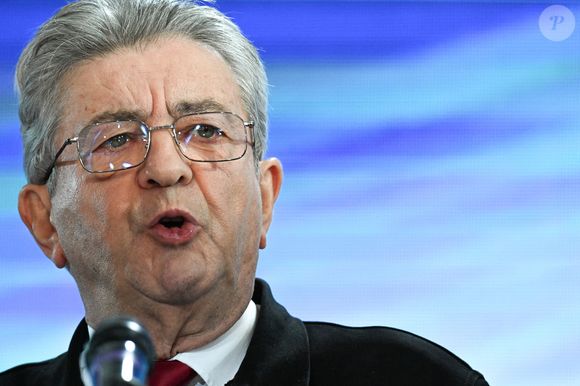 La chaîne alors présenté ses excuses le lendemain sur X, évoquant une "erreur humaine".

Jean-Luc Mélenchon, lors de son discours sur le stand de LFI, à la Fête de l'Humanité 2025 sur la base 217 au Plessis-Pâté le 13 septembre 2025.

© Lionel Urman / Bestimage