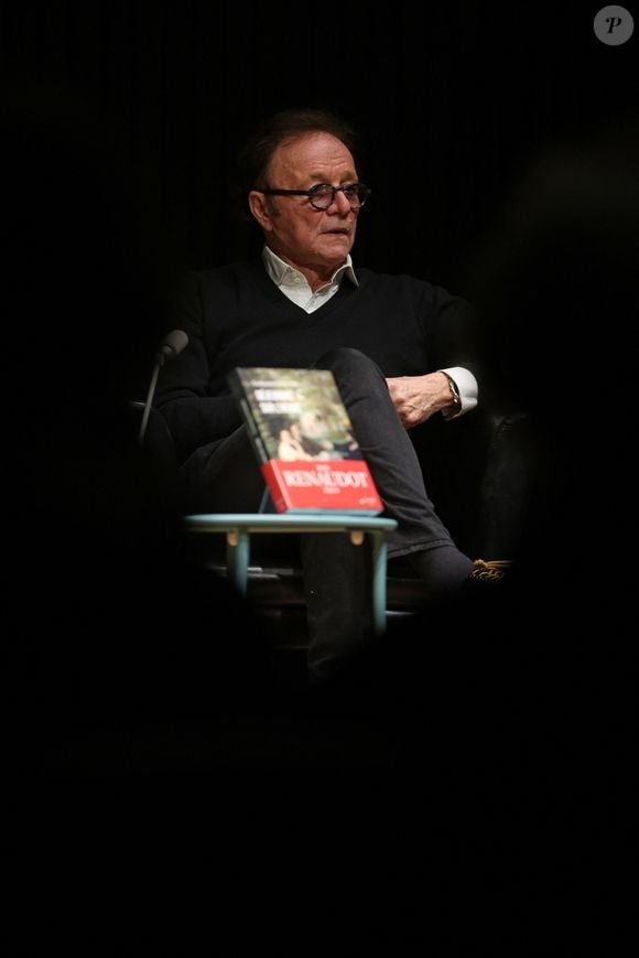 Le journaliste Guillaume Durand à la Station Ausone-Mollat à Bordeaux, France, le 10 janvier 2022, pour la présentation de son livre "Déjeunons sur l'herbe" (Prix Renaudot de l'essai 2022). © Jean-Marc Lhomer/Bestimage