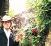 Le domaine comprend une piscine, un terrain de tennis et une pagode japonaise.

Mick Jagger se transforme en Jumpin 'Jack Flash dans son château de Fourchette qui se situe en France près du village de Pocé-sur-Cisse à quelques kilomètres d'Amboise. Photo par Agence / Bestimage