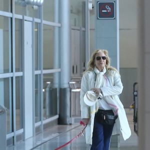 Située au 706 Beverly Drive à Los Angeles,

Sylvie Vartan, avec son chien Muffin, arrive en provenance de Los Angeles, à l'aéroport de Paris-Charles-de-Gaulle, le 15 février 2018.  

Photo : Agence / Bestimage