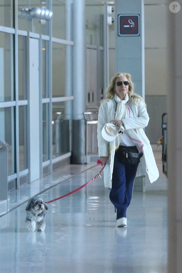 Située au 706 Beverly Drive à Los Angeles,

Sylvie Vartan, avec son chien Muffin, arrive en provenance de Los Angeles, à l'aéroport de Paris-Charles-de-Gaulle, le 15 février 2018.  

Photo : Agence / Bestimage