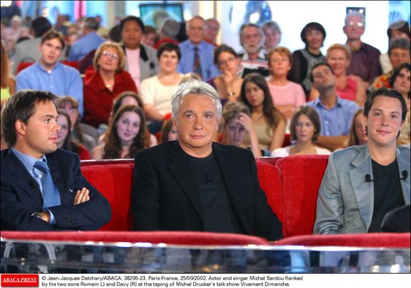 L'acteur et chanteur Michel Sardou entouré de ses deux fils Romain et Davy lors de l'enregistrement de l'émission Vivement Dimanche de Michel Drucker, à Paris, France, le 25/09/2002. Crédit Jean-Jacques Datchary/Abaca