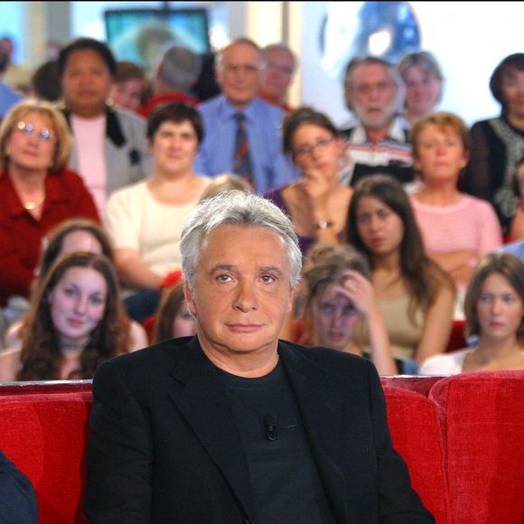 L'acteur et chanteur Michel Sardou entouré de ses deux fils Romain et Davy lors de l'enregistrement de l'émission Vivement Dimanche de Michel Drucker, à Paris, France, le 25/09/2002. Crédit Jean-Jacques Datchary/Abaca