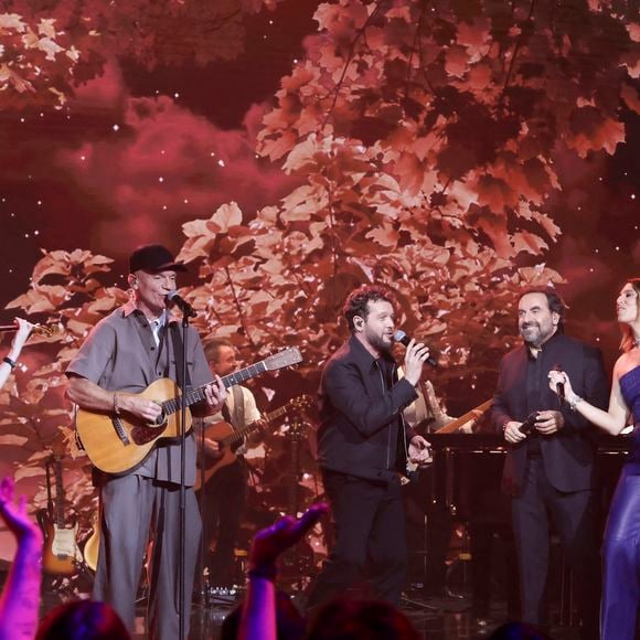 Gaetan Roussel, Esther Abrami, Claudio Capéo, Laury Thilleman, André Manoukian, lors de l'enregistrement de l'émission "La fête de la chanson française - 20 ans d'émotions" présentée par L.Thilleman et A.Manoukian, et diffusée le 17 avril sur France 3 à Paris, France, le 9 décembre 2025. © Jack Tribeca/Bestimage