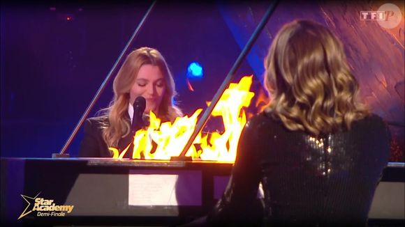Ce soir, ils ne sont plus que quatre : Marine, Charles, Franck et Ebony. Et si Ebony a choisi d'affronter Franck, ce soir c'est donc à contre-coeur que Charles se retrouve face à son amie Marine. 


Marine et Santa en duo dans Star Academy, en live, le samedi 11 janvier 2025 sur TF1