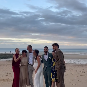 Mais son costume marron, bien reconnaissable, est le même que celui porté par le jeune homme dans la vidéo précédente. Dans celle-ci, son visage apparaît en entier.

Amandine Petit au mariage de sa sœur Pauline. Photos publiées dimanche 14 septembre 2025 © Instagram