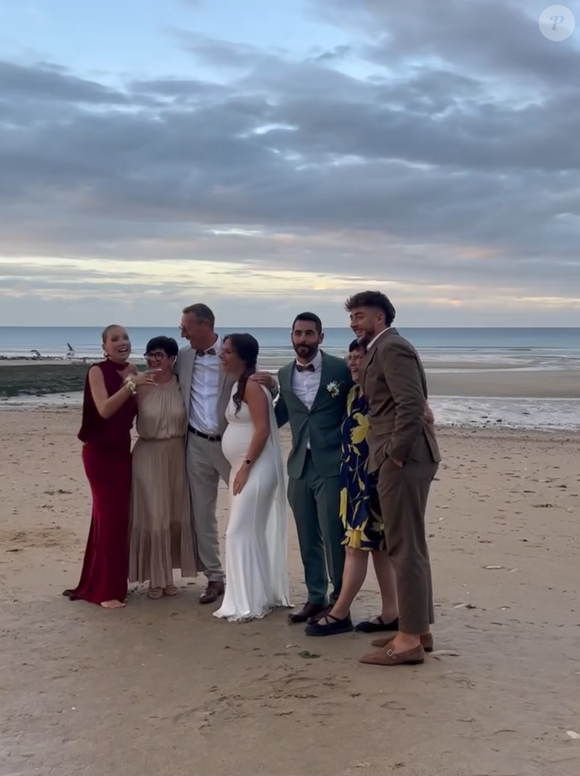 Mais son costume marron, bien reconnaissable, est le même que celui porté par le jeune homme dans la vidéo précédente. Dans celle-ci, son visage apparaît en entier.

Amandine Petit au mariage de sa sœur Pauline. Photos publiées dimanche 14 septembre 2025 © Instagram