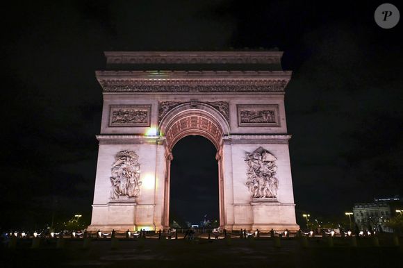 Exclusif - Stéphane Bern présente l'émission "La Grande Soirée du 31 de Paris" diffusée sur France 2 sur les Champs-Elysées, en présence de Anne Hidalgo et Gil Alma, à Paris, France, le 31 décembre 2025. © Jack Tribeca/BHM/Bestimage