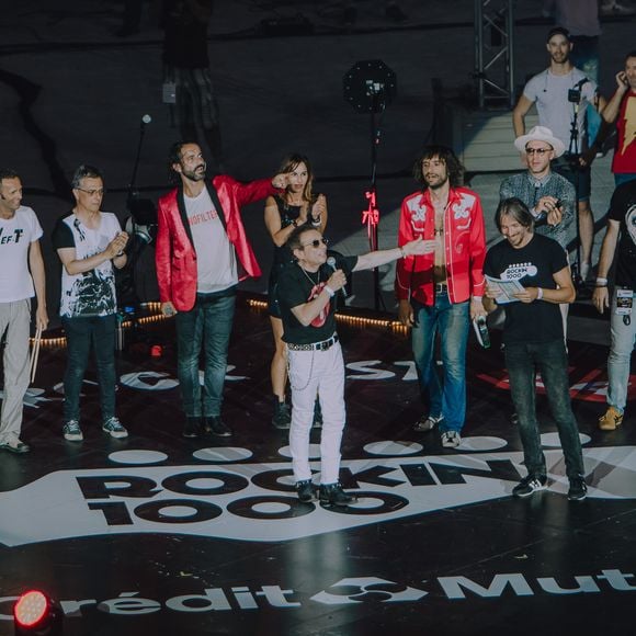 Une figure emblématique du monde de la radio a officiellement annoncé la fin de son émission

Philippe Manœuvre (parrain) - Rockin'1000 au Stade de France à Saint-Denis, Seine Saint-Denis, France. Pendant plus de deux heures, 204 bassistes, 389 guitaristes, 236 batteurs et 209 chanteurs reprennent des classiques du rock. © Alexandre Fumeron/Bestimage
