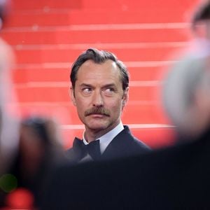 Jude Law - Montée des marches du film " Acide " lors du 76ème Festival International du Film de Cannes, au Palais des Festivals à Cannes. © Jacovides-Moreau / Bestimage