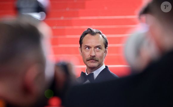 Jude Law - Montée des marches du film " Acide " lors du 76ème Festival International du Film de Cannes, au Palais des Festivals à Cannes. © Jacovides-Moreau / Bestimage