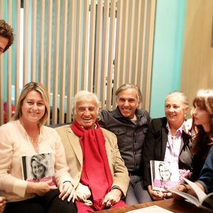 On peut être sûr qu'en grandissant, Vahé dévorera la vie, comme son illustre arrière-grand-père

Victor Belmondo, Charles Gérard, Luana Belmondo, Jean-Paul Belmondo, Paul Belmondo, Florence Belmondo, Annabelle Belmondo, Alessandro Belmondo, Giacomo Belmondo - A l'occasion du lancement de son nouveau livre "Mes recettes bonne humeur" (Editions du Cherche Midi), Luana Belmondo a réuni ses proches et amis épicuriens autour d'un Aperitivo concocté par le Chef Denny Imbroisi (Restaurant IDA) à Paris, le 13 Octobre 2016. © Dominique Jacovides/Bestimage