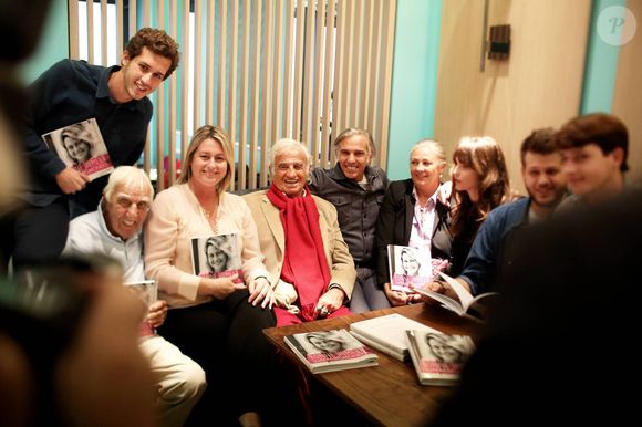 On peut être sûr qu'en grandissant, Vahé dévorera la vie, comme son illustre arrière-grand-père

Victor Belmondo, Charles Gérard, Luana Belmondo, Jean-Paul Belmondo, Paul Belmondo, Florence Belmondo, Annabelle Belmondo, Alessandro Belmondo, Giacomo Belmondo - A l'occasion du lancement de son nouveau livre "Mes recettes bonne humeur" (Editions du Cherche Midi), Luana Belmondo a réuni ses proches et amis épicuriens autour d'un Aperitivo concocté par le Chef Denny Imbroisi (Restaurant IDA) à Paris, le 13 Octobre 2016. © Dominique Jacovides/Bestimage