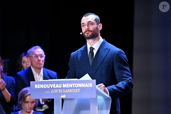 Louis Sarkozy durant son premier meeting de campagne pour les prochaines élections municipales à Menton entouré de ses colistiers, de sa femme Natali, de sa mère Cécilia Attias venu avec son mari Richard Attias au Palais de l'Europe, le 12 mars 2026. © Bruno Bebert / Bestimage