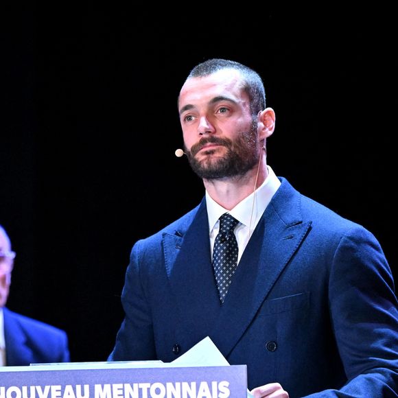 Louis Sarkozy durant son premier meeting de campagne pour les prochaines élections municipales à Menton entouré de ses colistiers, de sa femme Natali, de sa mère Cécilia Attias venu avec son mari Richard Attias au Palais de l'Europe, le 12 mars 2026. © Bruno Bebert / Bestimage