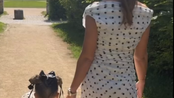 Vitaa et sa fille Noa au mariage de Sarah, la fille de l'époux de la chanteuse, Hicham. Instagram.