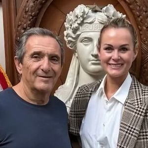 Laeticia Hallyday a retrouvé l’amour avec Serge Varsano.

Serge Varsano et Laeticia Hallyday @Instagram
