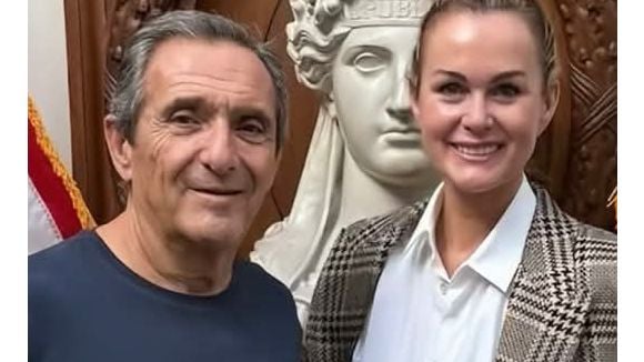 Laeticia Hallyday et son amoureux, le milliardaire Serge Varsano, aperçus à Paris pour "un ultime dîner"