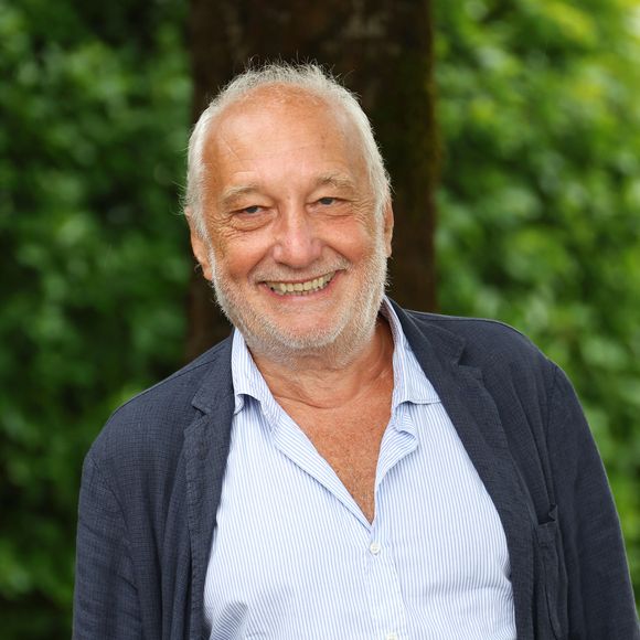 François Berléand - Photocall avec l'équipe de l'émission de radio "Les grosses têtes" lors de la 17ème édition du Festival du Film Francophone de Angoulême (FFA). Le 29 août 2024. © Coadic Guirec / Bestimage