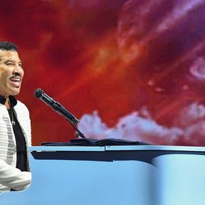 Pendant son spectacle, l’artiste avait demandé à son équipe de lui apporter une chaise pour interpréter "All Night Long" assis.

Le chanteur Lionel Richie se produit lors de son concert à la Movistar Arena de Madrid, le 2 août 2025. 

© Atilano Garcia/SOPA Images via ZUMA Press Wire
