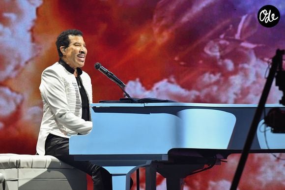 Pendant son spectacle, l’artiste avait demandé à son équipe de lui apporter une chaise pour interpréter "All Night Long" assis.

Le chanteur Lionel Richie se produit lors de son concert à la Movistar Arena de Madrid, le 2 août 2025. 

© Atilano Garcia/SOPA Images via ZUMA Press Wire
