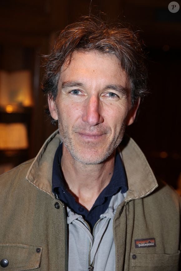 "Alors, quand tout ça disparaît, tu es un peu démuni. Surtout avec la vie libertaire qu’on avait", a-t-il ajouté, faisant référence à un terrible événement venu chambouler leur quotidien en 2022 et mettant grandement en péril leur style de vie.

Cedric Sapin-Defour lors de la remise du prix littéraire 30 Millions d'Amis le 15 novembre 2023, au restaurant Drouant à Paris, France. Le prix 30 Millions d'Amis est considéré comme le prix littéraire le plus prestigieux de France pour les romans parlant des animaux et est appelé le "Goncourt des Animaux". Photo par Jerome Dominé/ABACAPRESS.COM