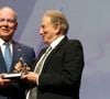 Sous les yeux du public, il a réussi à se rattraper de justesse, évitant ainsi une chute qui aurait pu être plus sérieuse. 

Le prince Albert II de Monaco et Michel Drucker (Nymphe d'honneur) lors de la 65e édition du Festival TV de Monte-Carlo, au Monte Carlo Beach, le 12 juin 2026.

© Claudia Albuquerque / Bestimage