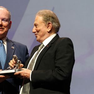 Sous les yeux du public, il a réussi à se rattraper de justesse, évitant ainsi une chute qui aurait pu être plus sérieuse. 

Le prince Albert II de Monaco et Michel Drucker (Nymphe d'honneur) lors de la 65e édition du Festival TV de Monte-Carlo, au Monte Carlo Beach, le 12 juin 2026.

© Claudia Albuquerque / Bestimage