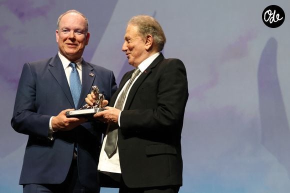 Sous les yeux du public, il a réussi à se rattraper de justesse, évitant ainsi une chute qui aurait pu être plus sérieuse. 

Le prince Albert II de Monaco et Michel Drucker (Nymphe d'honneur) lors de la 65e édition du Festival TV de Monte-Carlo, au Monte Carlo Beach, le 12 juin 2026.

© Claudia Albuquerque / Bestimage