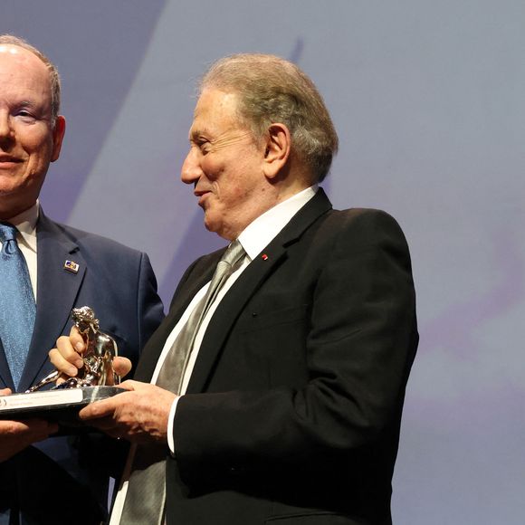Sous les yeux du public, il a réussi à se rattraper de justesse, évitant ainsi une chute qui aurait pu être plus sérieuse. 

Le prince Albert II de Monaco et Michel Drucker (Nymphe d'honneur) lors de la 65e édition du Festival TV de Monte-Carlo, au Monte Carlo Beach, le 12 juin 2026.

© Claudia Albuquerque / Bestimage
