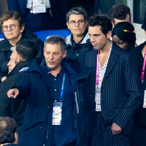 Mika et Marc Olivier Fogiel - Personnalités à la finale de la coupe du monde de rugby Afrique du Sud / Nouvelle Zélande (12 - 11) au stade de France à Saint-Denis le 28 octobre 2023. AGENCE / BESTIMAGE