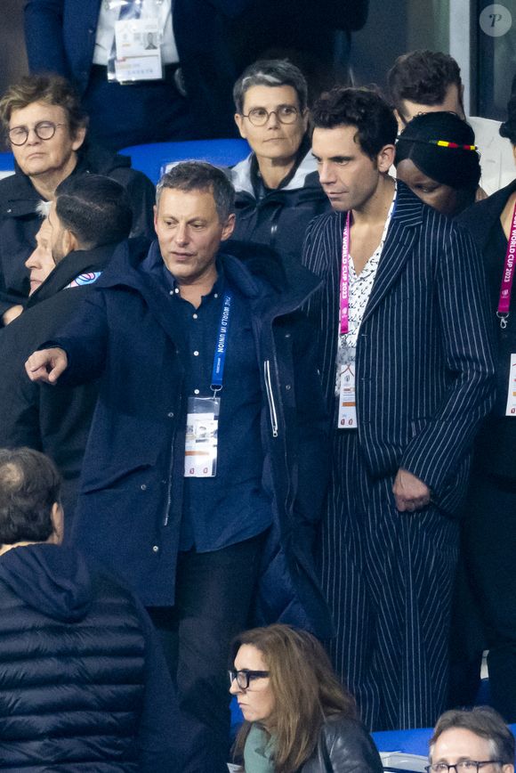 Mika et Marc Olivier Fogiel - Personnalités à la finale de la coupe du monde de rugby Afrique du Sud / Nouvelle Zélande (12 - 11) au stade de France à Saint-Denis le 28 octobre 2023. AGENCE / BESTIMAGE